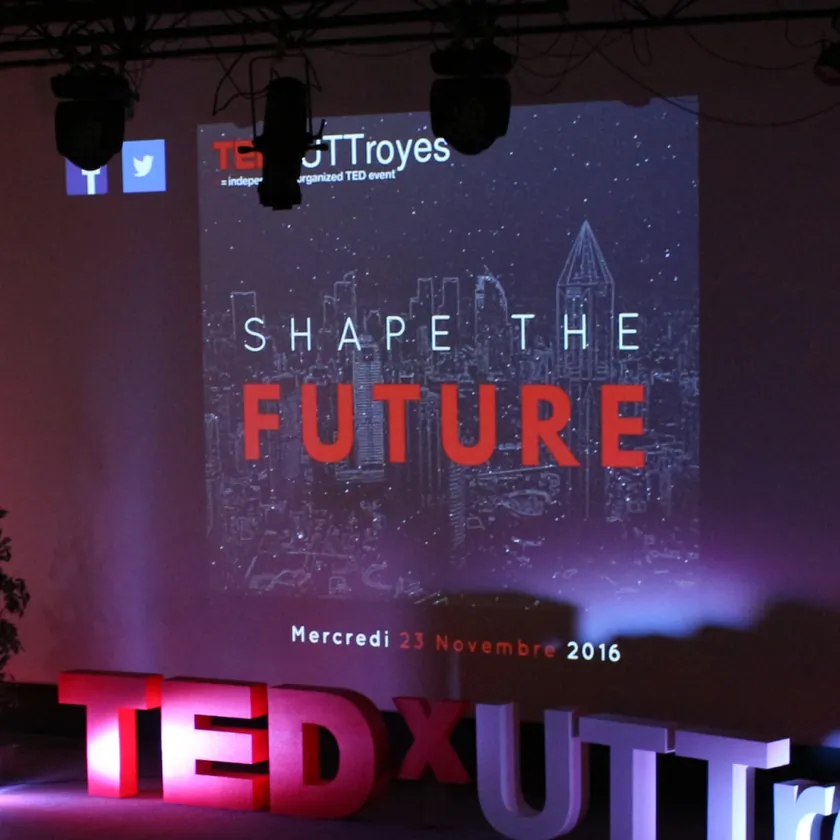 La scène de la première édition : le thème Shape the future projeté au-dessus des lettres TEDxUTTroyes