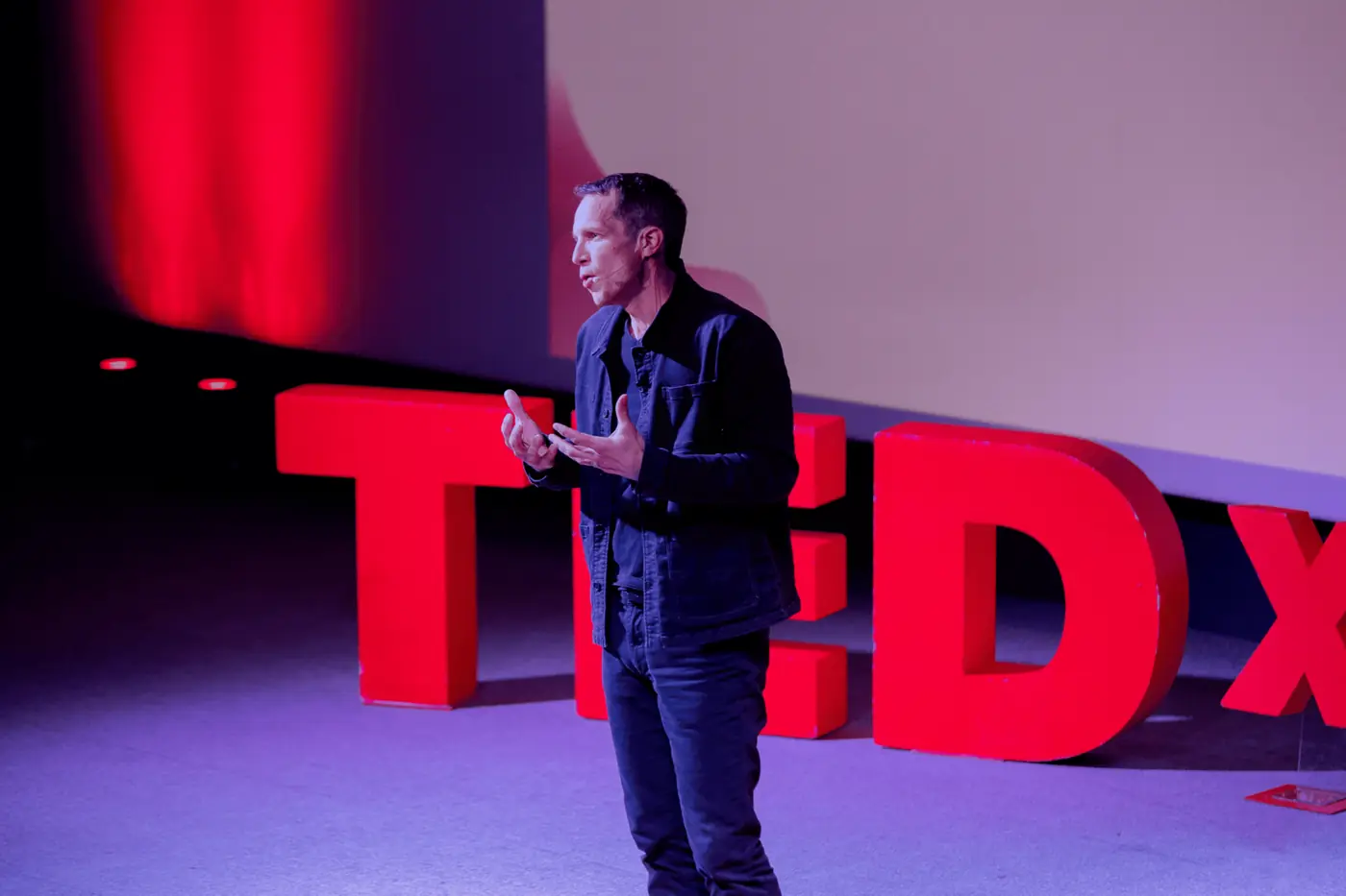 Vincent Doumeizel sur la scène du TEDxUTTroyes 2023