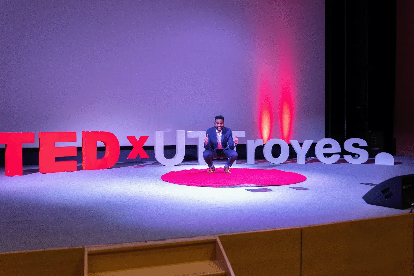 Marcel Soh sur la scène du TEDxUTTroyes 2023
