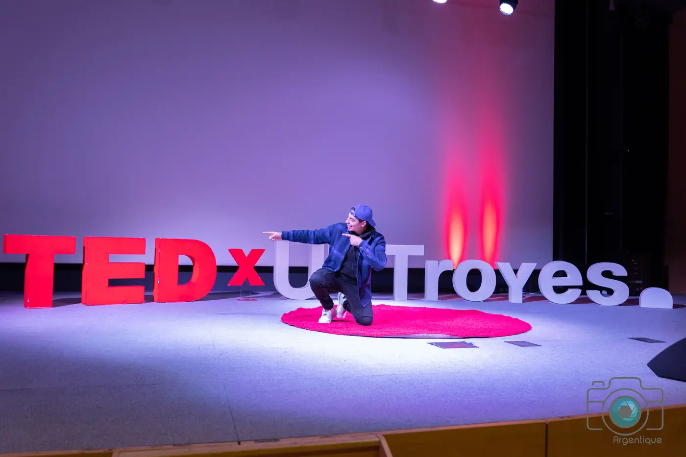 Karim Hechmi sur la scène du TEDxUTTroyes 2023