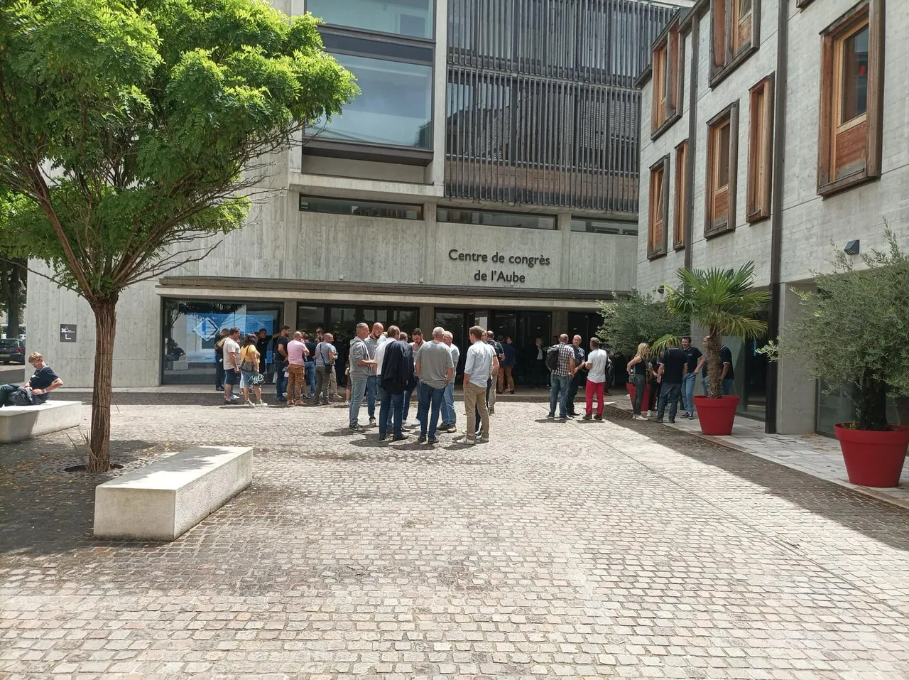 La foule devant le Centre de Congrès de l'Aube, à Troyes